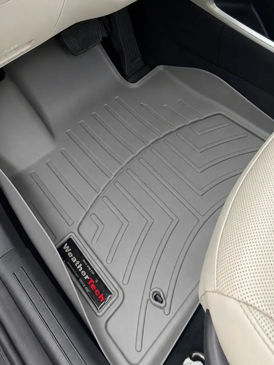 Hyundai Tucson — driver floor liner after detailing